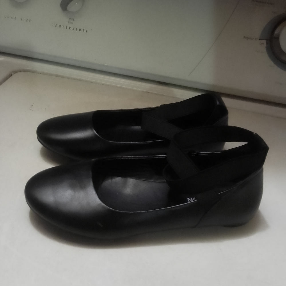 Kenneth Cole Reaction Black Flats with‎ Elastic Strap